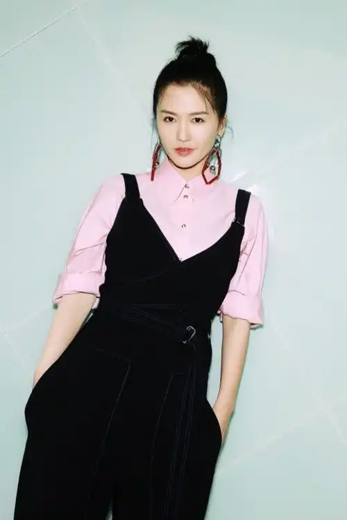 谭维维在台上深情表演,白色连衣裙隐现出美腿,时尚性感两不误!