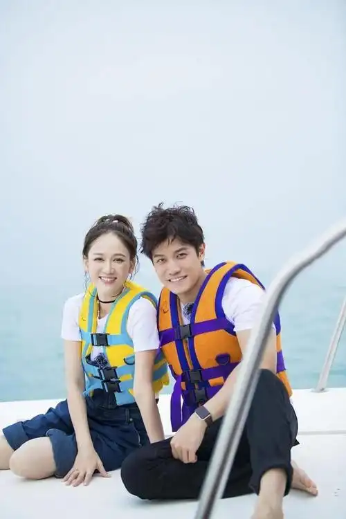 近日,陈乔恩在社交媒体上晒出了一张老公视角的美照,照片中的她笑容