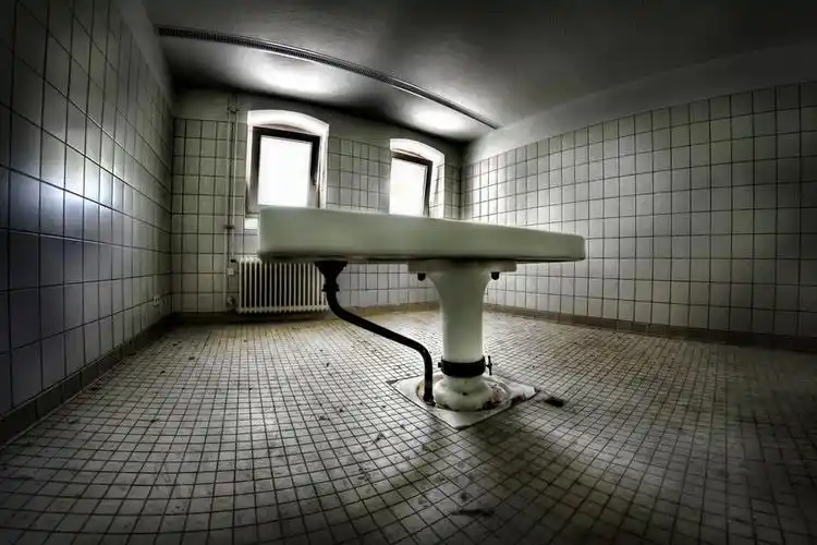 胆小勿进实拍世界各地废弃的停尸房