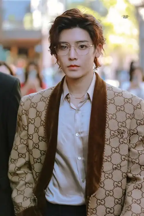 侯明昊复古雅痞眼镜造型