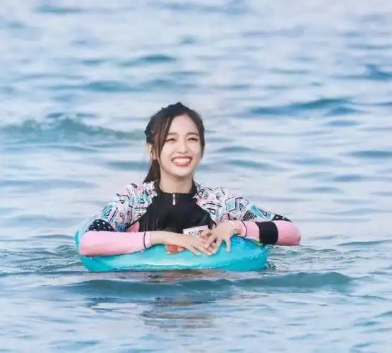 吴宣仪第一次挑战冲浪当她落入水中后网友这谁能扛得住