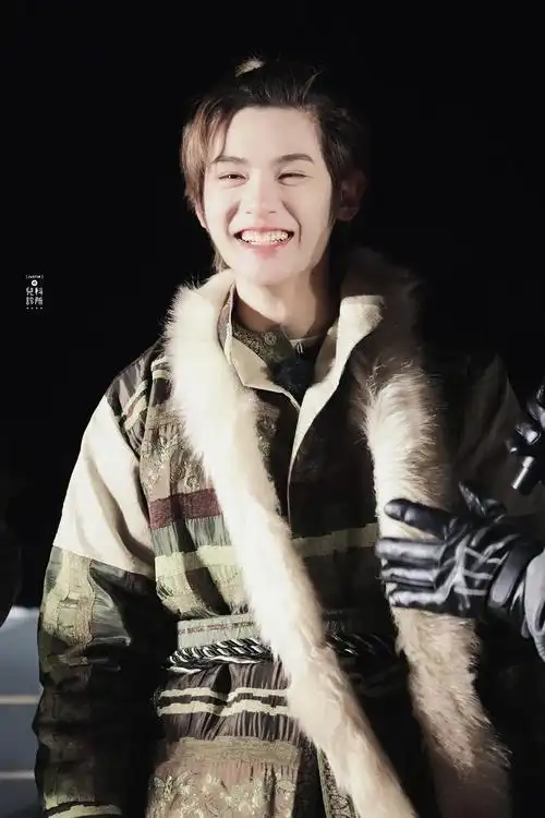 小贾弟弟黄明昊笑起来好有治愈感