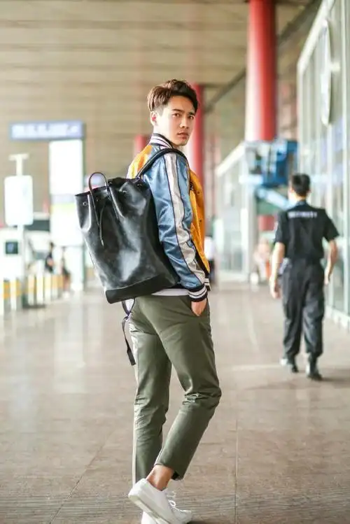 186身高穿西装气场超男模,庭审现场自信又从容