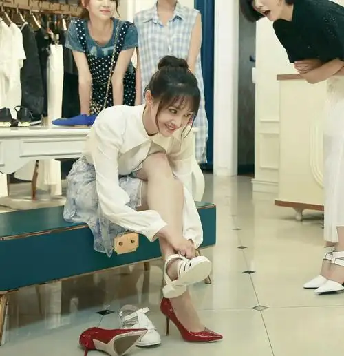 郑爽的罗马凉鞋火到大江南北