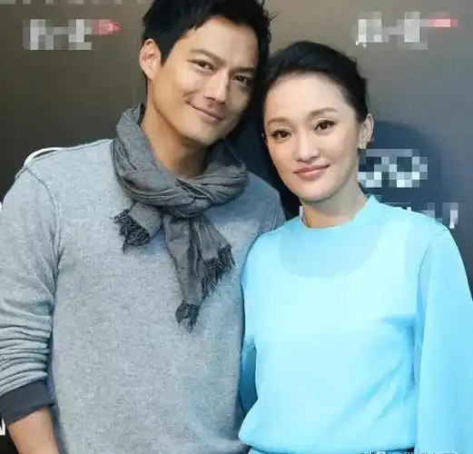 贾玲现身美国离开美颜滤镜真实状态曝光皱纹多法令纹深