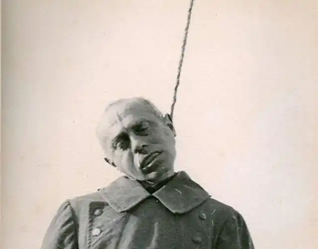 德国战犯被绞死后,行刑的苏联士兵跳下卡车,开始三五成群的吸烟交谈.