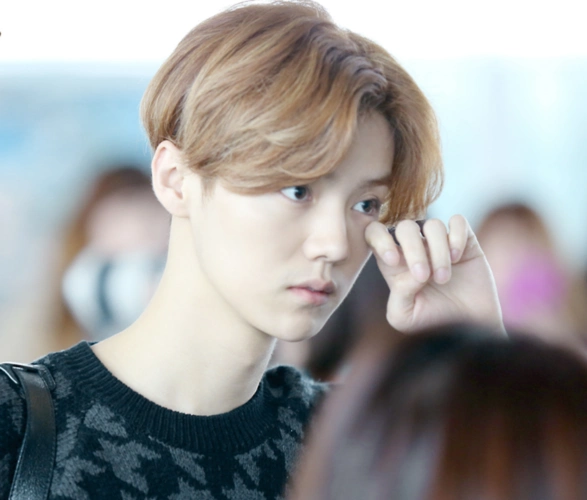 这张机场照上可以明显的看出鹿晗是纯素颜的状态,中分的发型依旧能