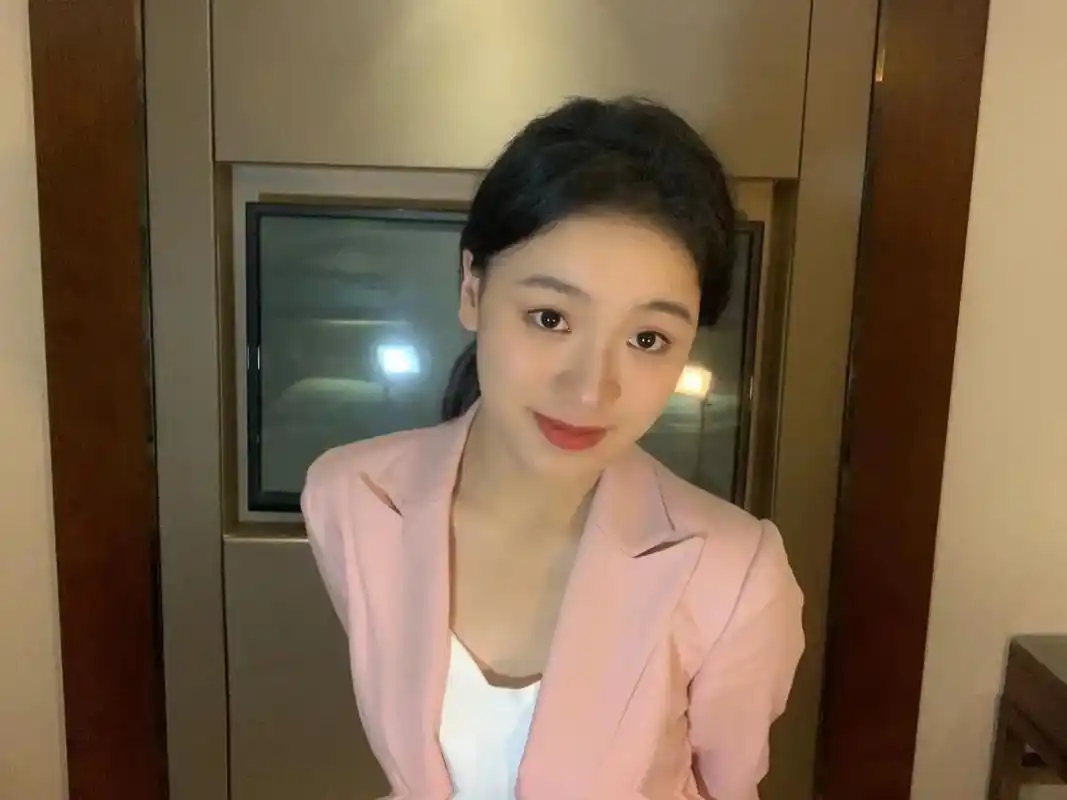 偶然翻到的的几张正装照.#艺考 #播音 #分享照片 #女大学 - 抖音