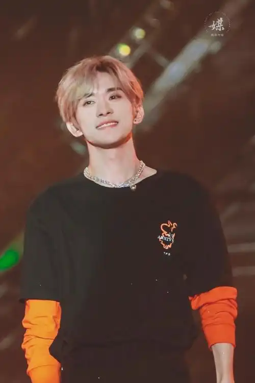 王俊凯王源易烊千玺专辑封面是应援色##易烊千玺十稔终章皆成序