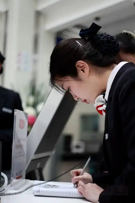 交通银行美女大堂经理的一天(组图)