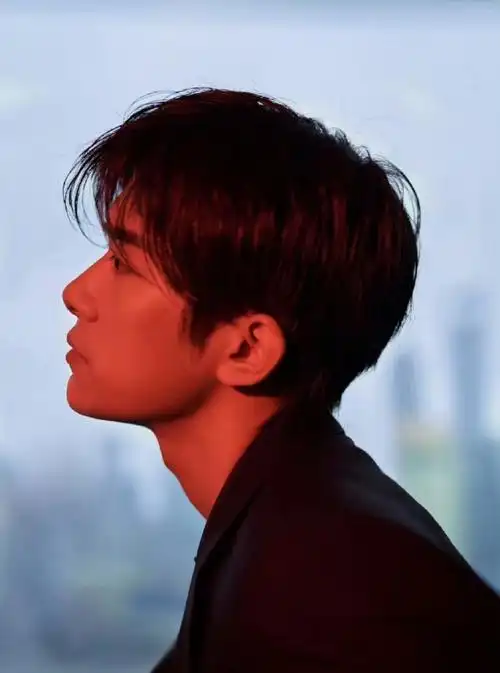 易烊千玺闭眼侧颜