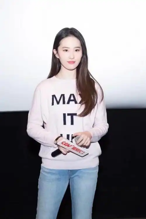 离开滤镜后刘亦菲颜值也大打折扣,穿牛仔裤显腿粗,难逃中年发福_网易