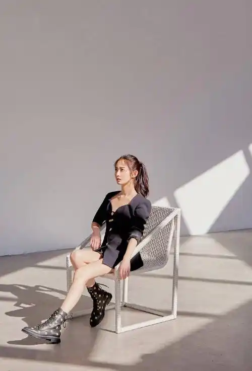 原创陈钰琪新造型变身酷女孩穿黑西装裙配马丁靴真是又美又飒