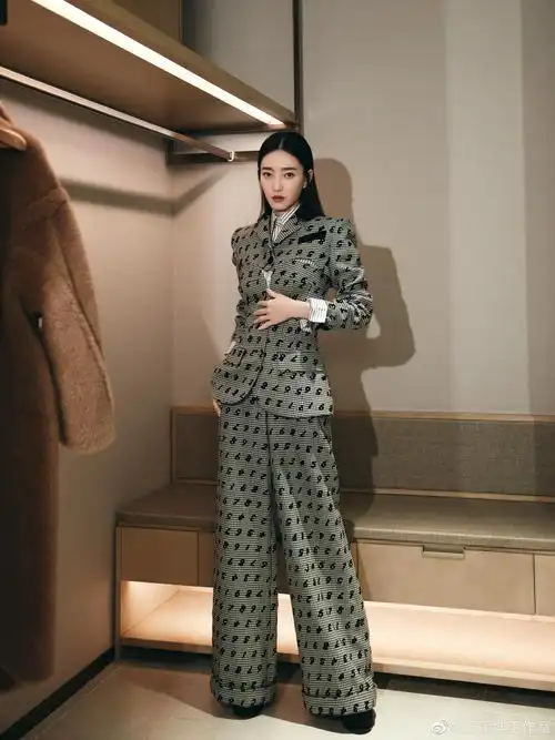 演员@王丽坤 携电视剧《经山历海》受邀出席 百年追寻……__财经头条