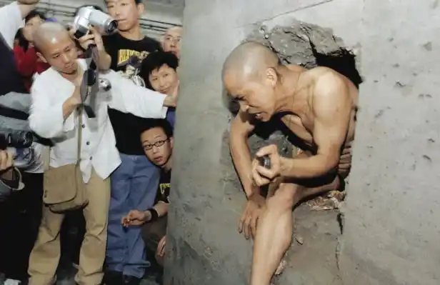 中国最疯狂的行为艺术家,取身上肋骨做项链|百家故事