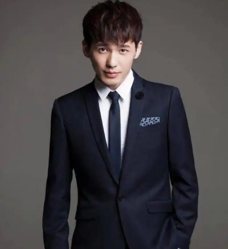 白宇,慢慢红起来了啊,没有胡子时,是正正的帅,留起胡子就是痞帅痞帅