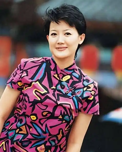 央视女主播梁艳:51岁仍待字闺中,热衷当红娘,一生热爱主持事业_上镜