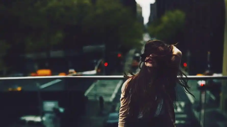 人物美女黑发头发在脸上户外美女长发模特艺术设计建筑城市地点市容