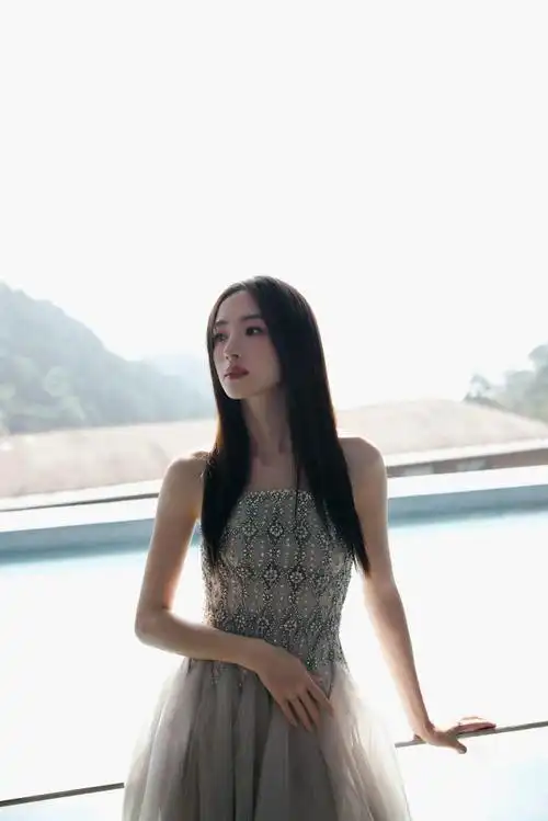 胡冰卿黑长直有御姐气质了