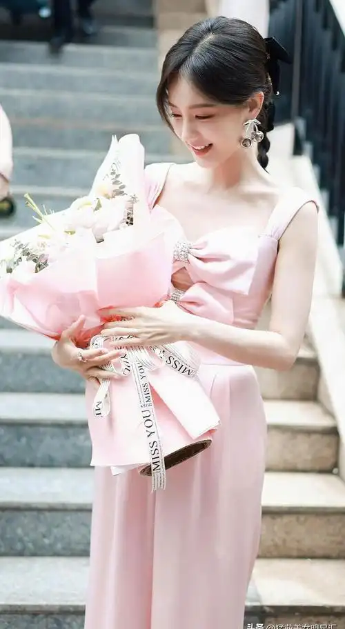 李一桐,本名李雪,是一位出生于山东省济南市的舞蹈爱好者.