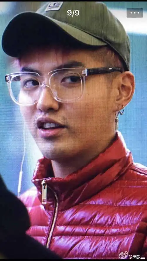 吴亦凡素颜撞衫大妈同款羽绒服