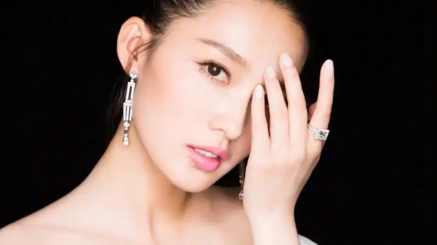 可爱美女明星李沁桌面壁纸