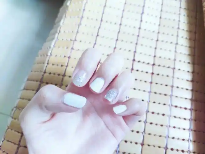 白色指甲油