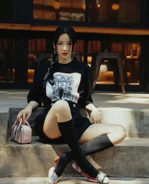 陈都灵i黑色t恤短裙 黑色丝巾编发 黑框眼镜造型,甜酷风满满!