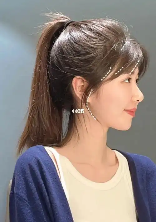 马尾的小姐姐,搭配在一起少女感十足,扎发必备的一款刘海#南昌染发