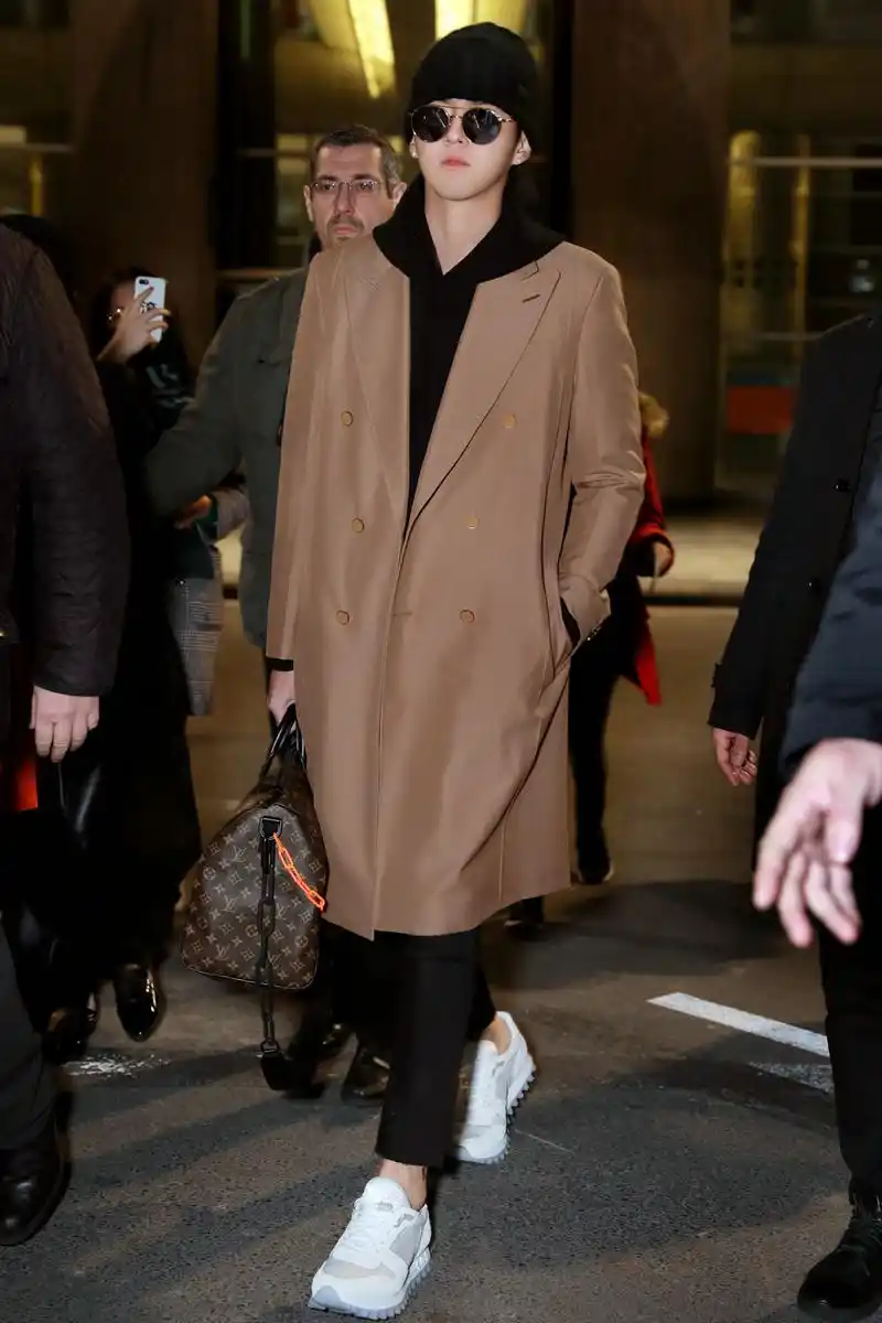 吴亦凡飞赴巴黎看秀 机场造型诠释旅行理念