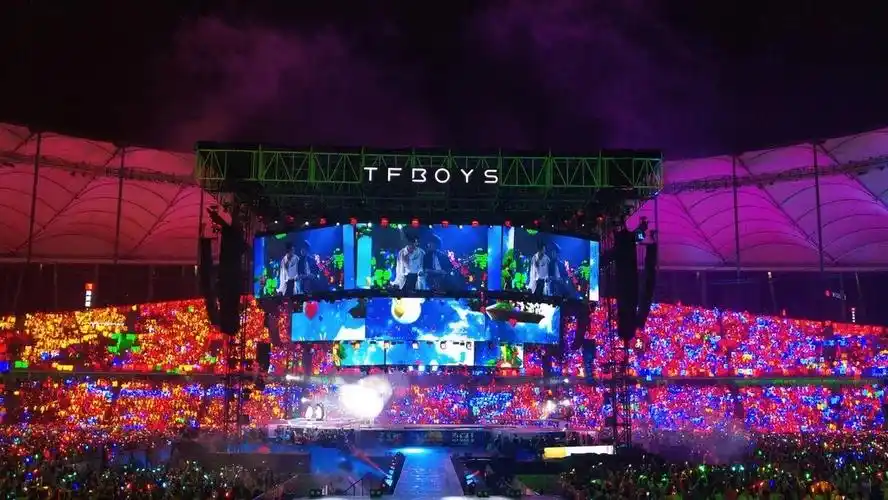 tfboys六周年演唱会,360°四面机械舞台,帅爆了!