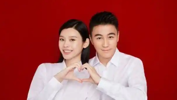 奚梦瑶晒结婚证件照,两人同穿白色衬衫,奚梦瑶端庄有范!