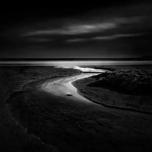 在单色空间里释放安静与孤独的摄影师