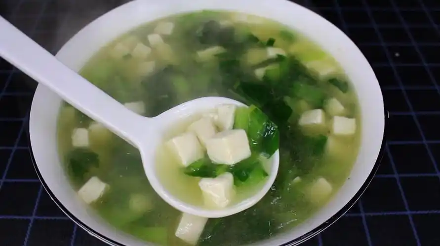 这才是青菜豆腐汤的地道做法,清淡爽口,暖身又滋补,一碗汤管饱