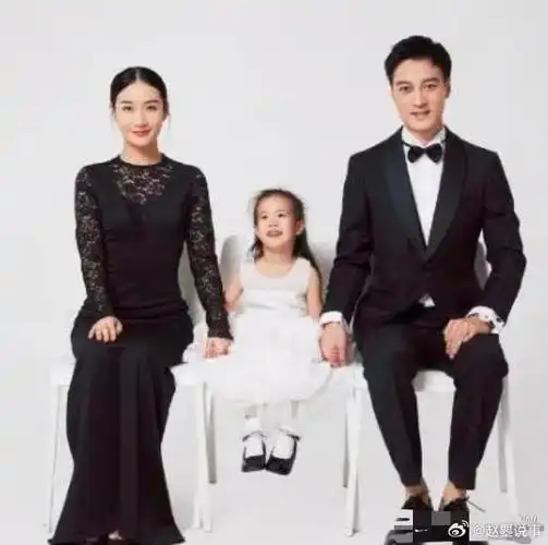 原来是一树桃花开那个大哥何建泽,真是帅呆了!有型又深情!