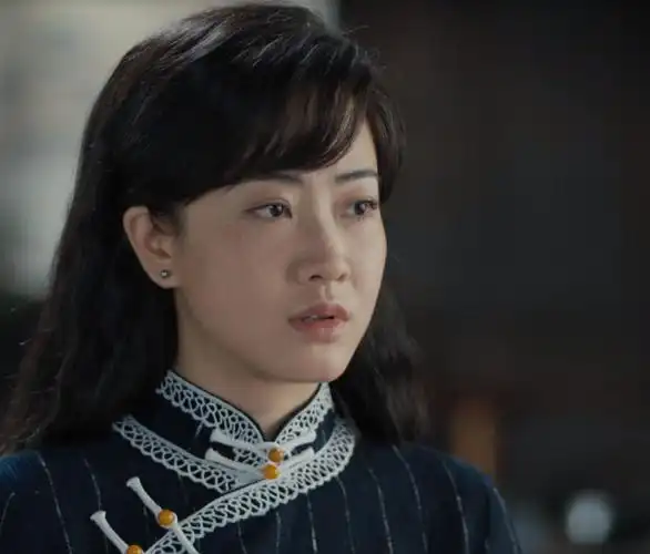 在这部《薄冰》中,刘珈彤饰演的唐瑛,是我方的地下交通员,并没有其他