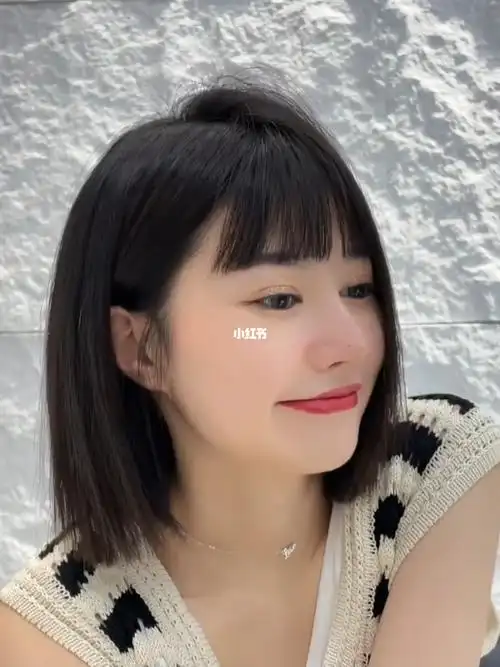 女生可甜可盐高级感十足的一刀切短发
