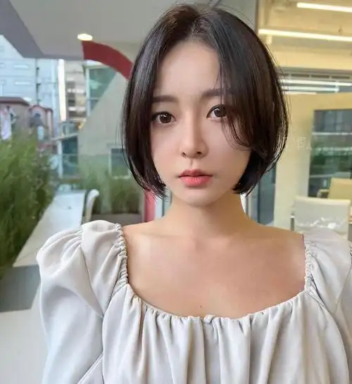 最常见的就是这种齐下巴的波波头,在整个发尾修剪出一些边缘层次,会