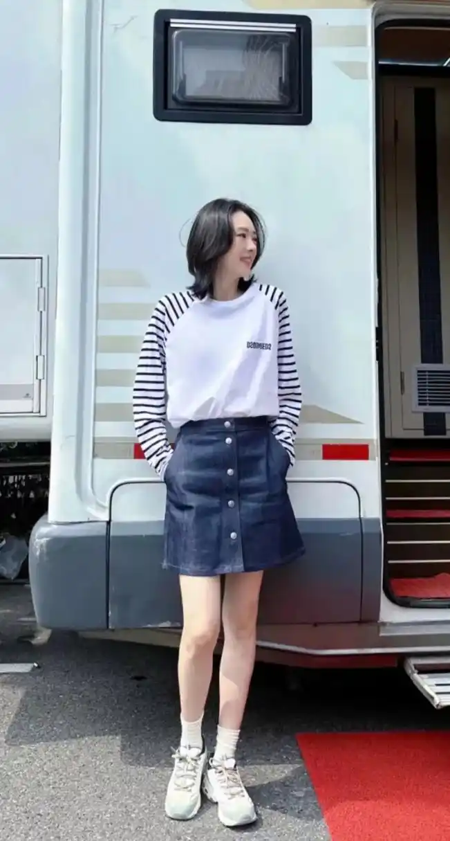 童瑶分享了周二穿搭,长袖搭牛仔裤展现出夏日的活力,而且十分有少女感