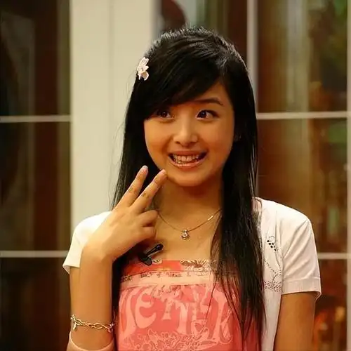 那是2004年,第一届《超级女声》的海选正在全国轰轰烈烈地进行着.