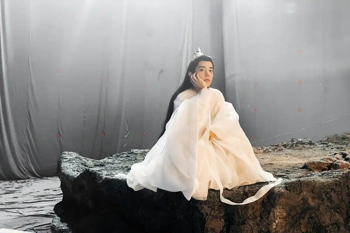 肖战发文告别《玉骨遥》!带伤染血剧照依旧帅气,粉丝:顶级美强惨