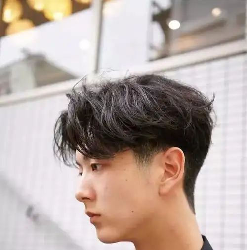 决定了他的风格是复古文艺范儿,所以男士烫发可以改变原来发型的风格