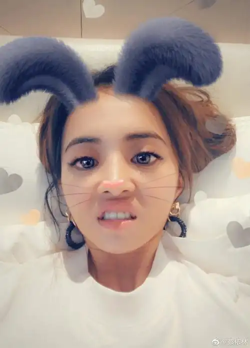 组图:蔡依林微博刷屏晒自拍 卖萌耍酷少女心泛滥