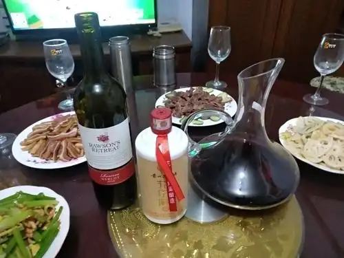 小学生可是不能喝酒的呦!