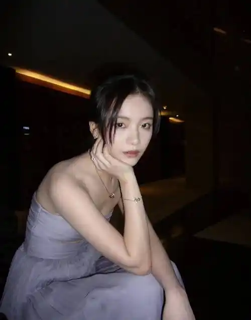 从青春的女孩,李庚希凭借着迷人的纱裙和青春的形象