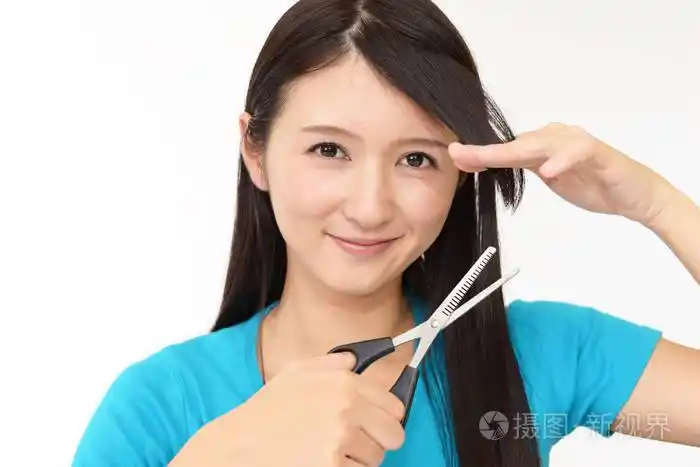 年轻女子剪自己的头发