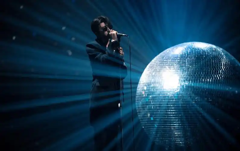 蔡徐坤跨年舞台传递大爱与正能量用实力说话实现惊艳转型