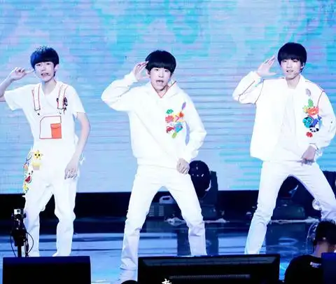 【图】tfboys出道两周年图片热闹非凡 易烊千玺泪洒舞台