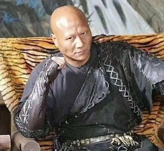 出演反派一夜爆红,面相凶狠看了就害怕,没想到女儿却貌美如花