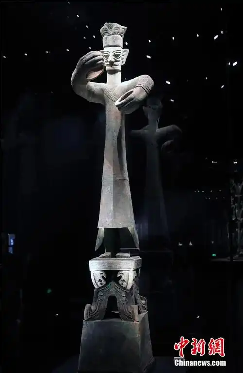 三星堆青铜立人像.王磊 摄